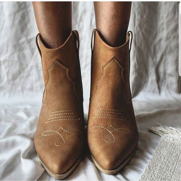 🚨FEW PAIRS LEFT// Camel Western style boot soft vegan leather - Picture 3 of 10